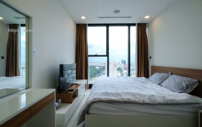 Cho thuê căn hộ 2 phòng ngủ Vinhomes Golden River tòa Aqua 1 vòng cung view LM81