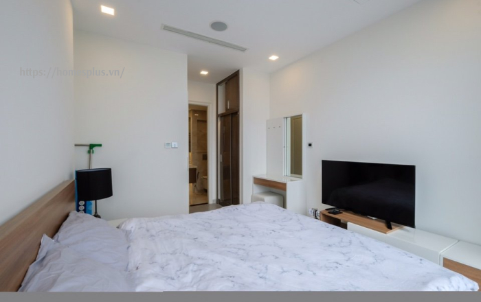 Cho thuê căn hộ 2 phòng ngủ Vinhomes Golden River tòa Aqua 1 vòng cung view LM81