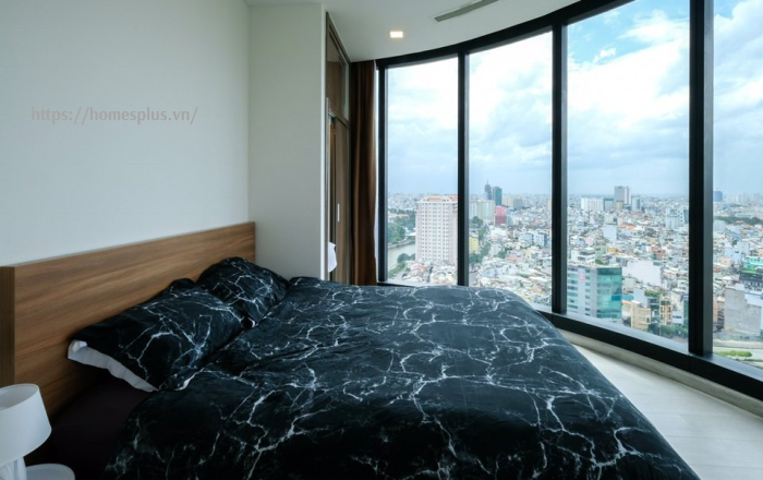 Cho thuê căn hộ 2 phòng ngủ Vinhomes Golden River tòa Aqua 1 vòng cung view LM81