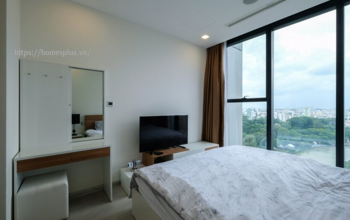 Cho thuê căn hộ 2 phòng ngủ Vinhomes Golden River tòa Aqua 1 vòng cung view LM81