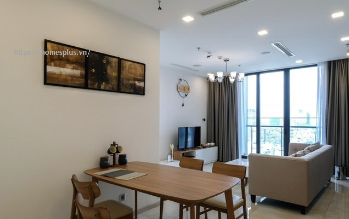 Cho thuê căn hộ 2 phòng ngủ Vinhomes Golden River tòa Aqua 1 vòng cung view LM81