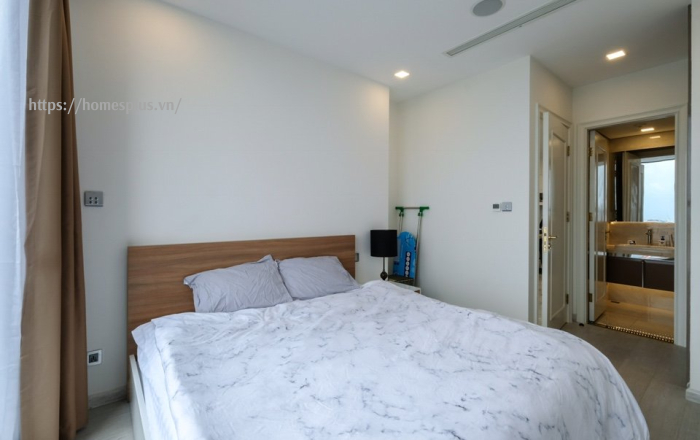 Cho thuê căn hộ 2 phòng ngủ Vinhomes Golden River tòa Aqua 1 vòng cung view LM81