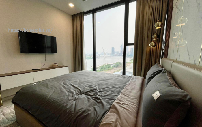 Cho thuê căn hộ 3 phòng ngủ Vinhomes Golden River vòng cung view trực diện sông toà Aqua 3